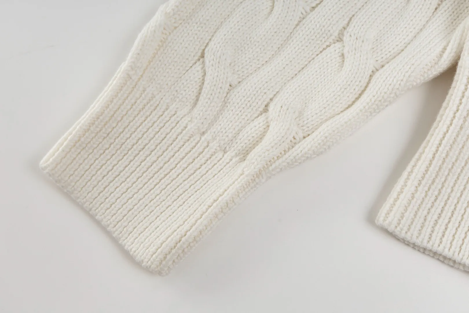 P230 #R93 RALPH LAUREN Ralph Lauren twelve colors classic small label embroidery logo seven-button knitted cable cardigan sweater women's top, high-density LOGO embroidery on the chest, original customization of tag accessories. Made of pure cotton yarn, pure cotton is skin-friendly and comfortable, small label war horse embroidered twist button cardigan sweater 🐎 high quality, follow the blogger to learn how to wear it! Let’s buy a Ralph Lauren cable sweater. It’s a super hard-to-find series after it became popular. It’s hard to find one on the official website. It’s simple and practical to wear, with a lazy and loose feel. The thickened fabric has more texture, feels soft and delicate, and has a loose fit. Whether worn alone or layered, you can wear different styles of fashion with just one piece!   Size: